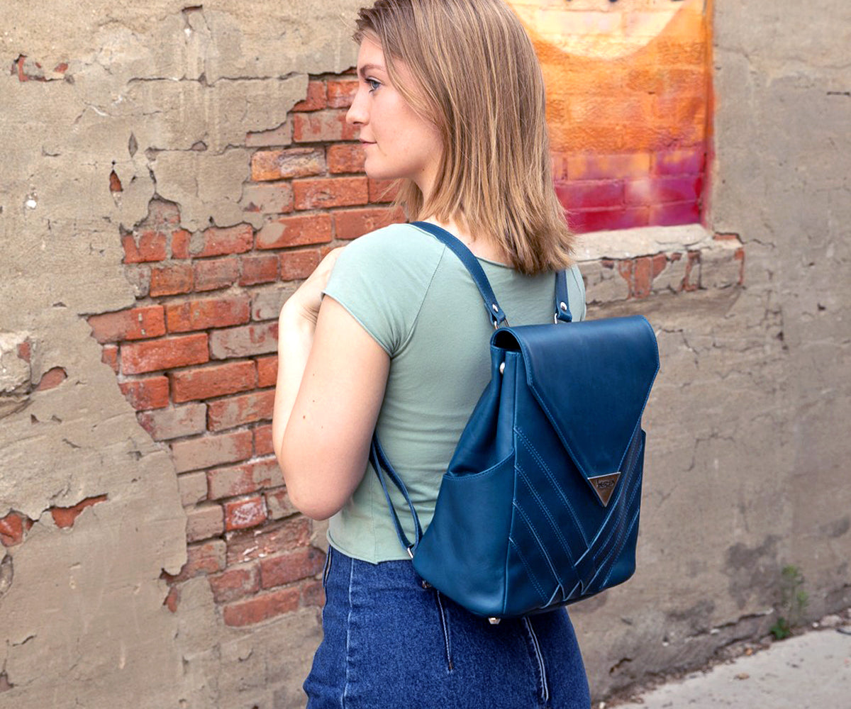 Mochila cruzada de piel auténtica de color azul prusiano