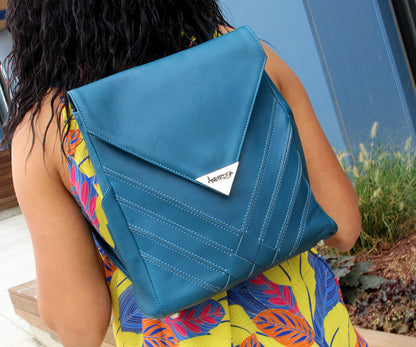 Mochila cruzada de piel auténtica de color azul prusiano