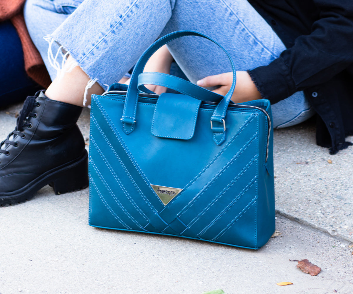 Cartera cruzada de piel auténtica en azul prusiano