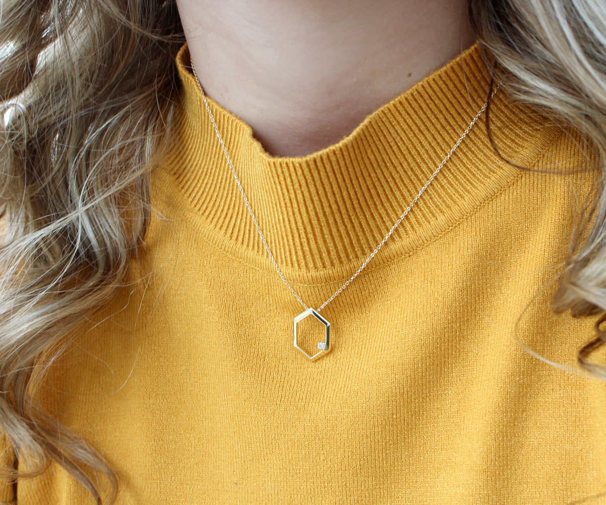 Collar solitario de diamantes con hexágono dorado