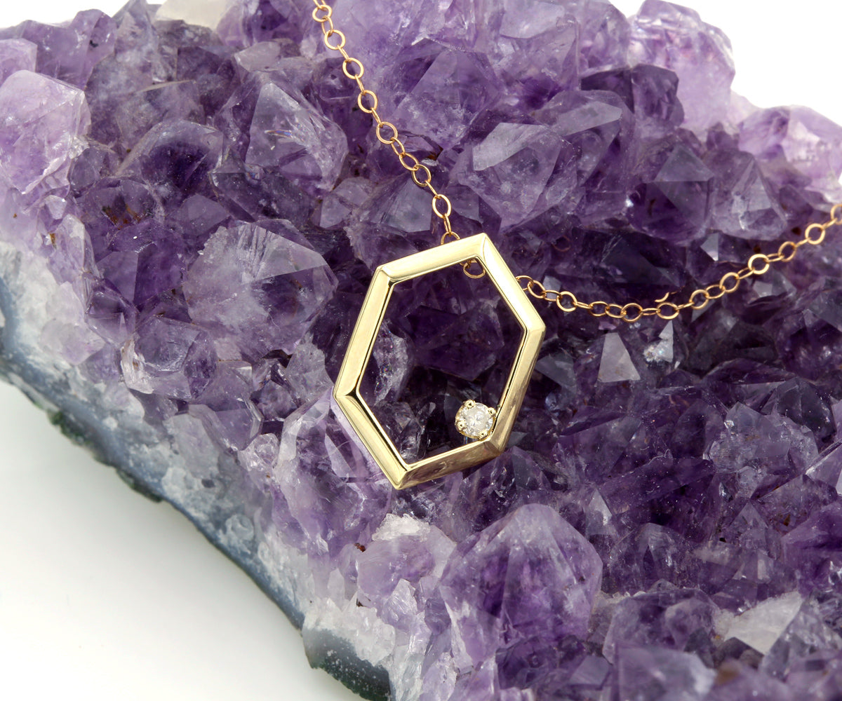Collar solitario de diamantes con hexágono dorado
