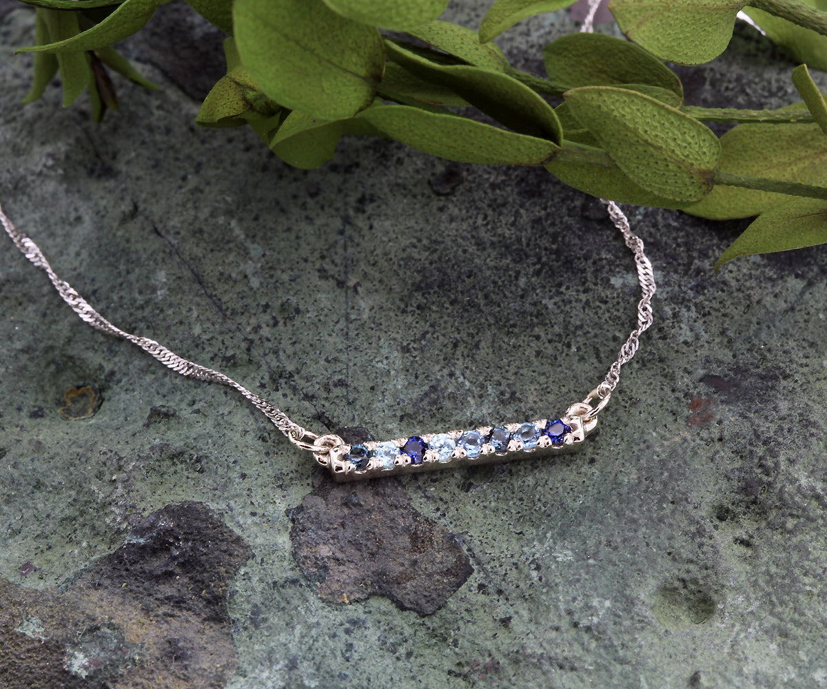 Collar con barra de zafiro y topacio azul degradado