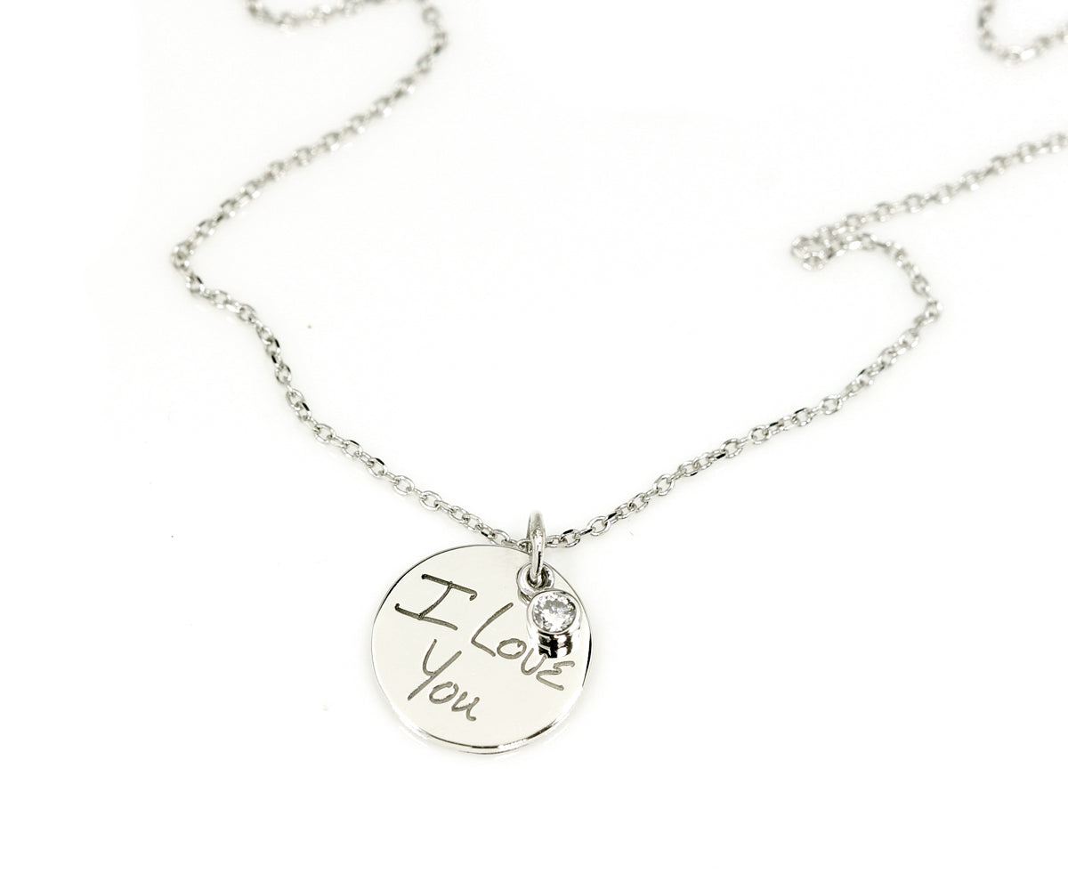Collar de plata con diamantes como recuerdo personal escrito a mano