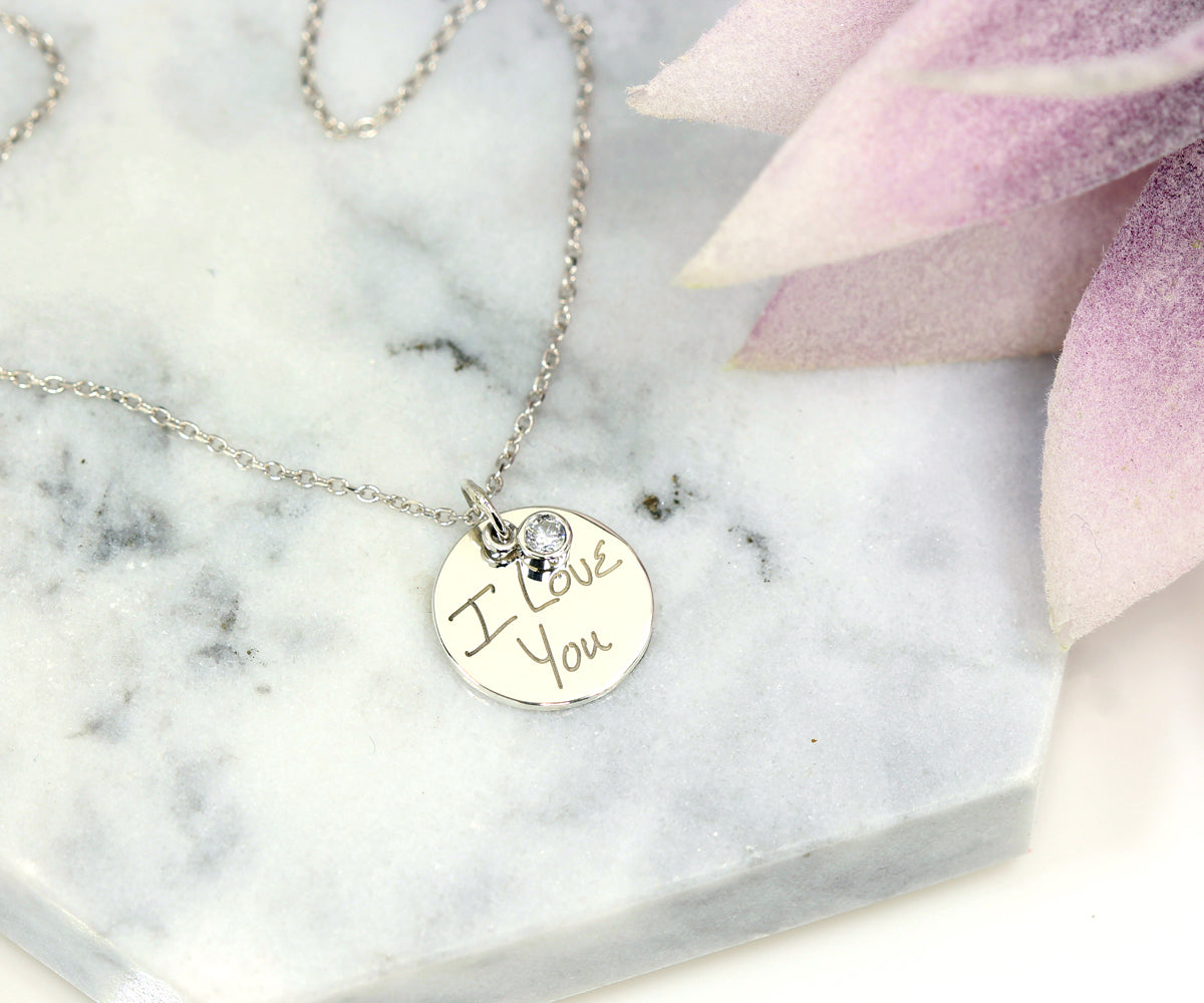 Collar de plata con diamantes como recuerdo personal escrito a mano