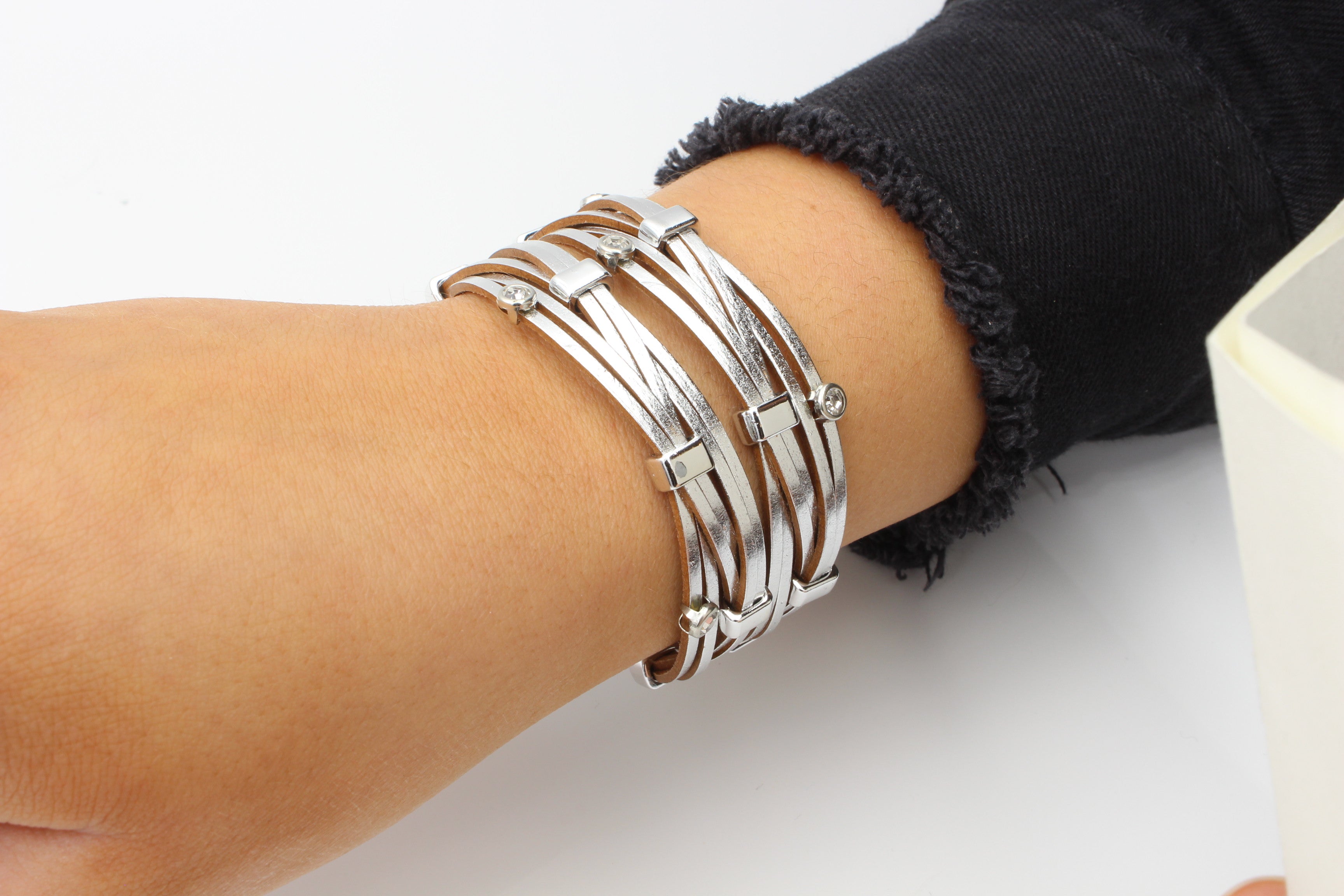 Pulsera de cuero con diamantes de imitación plateados y metalizados