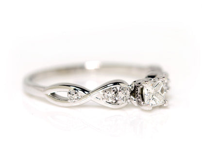 Anillo de compromiso con diamantes de talla princesa y diseño infinito
