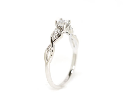 Anillo de compromiso con diamantes de talla princesa y diseño infinito