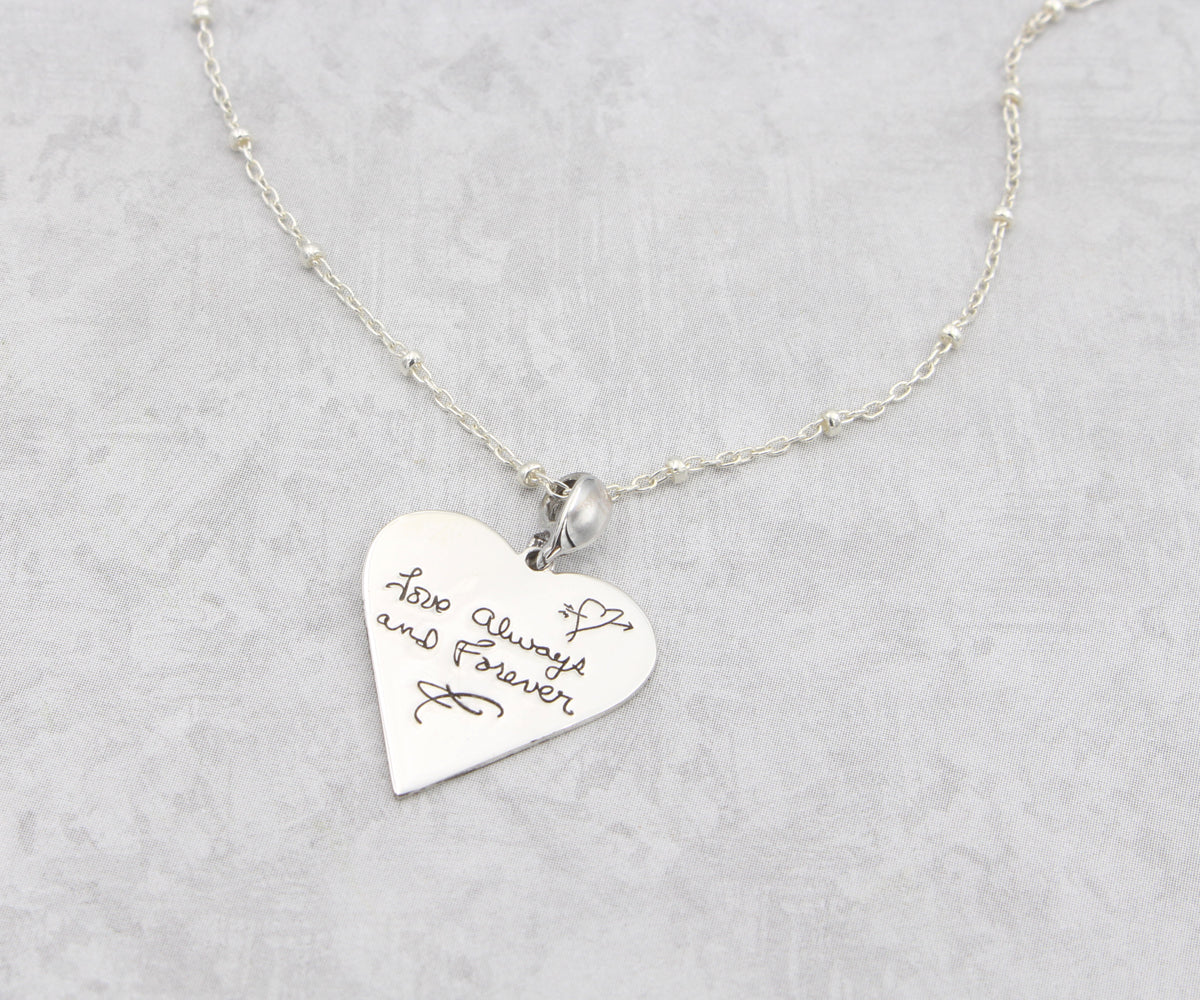 Collar de plata conmemorativo escrito a mano