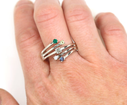 Anillo con piedra natal de la familia de la madre de varias filas con giro moderno