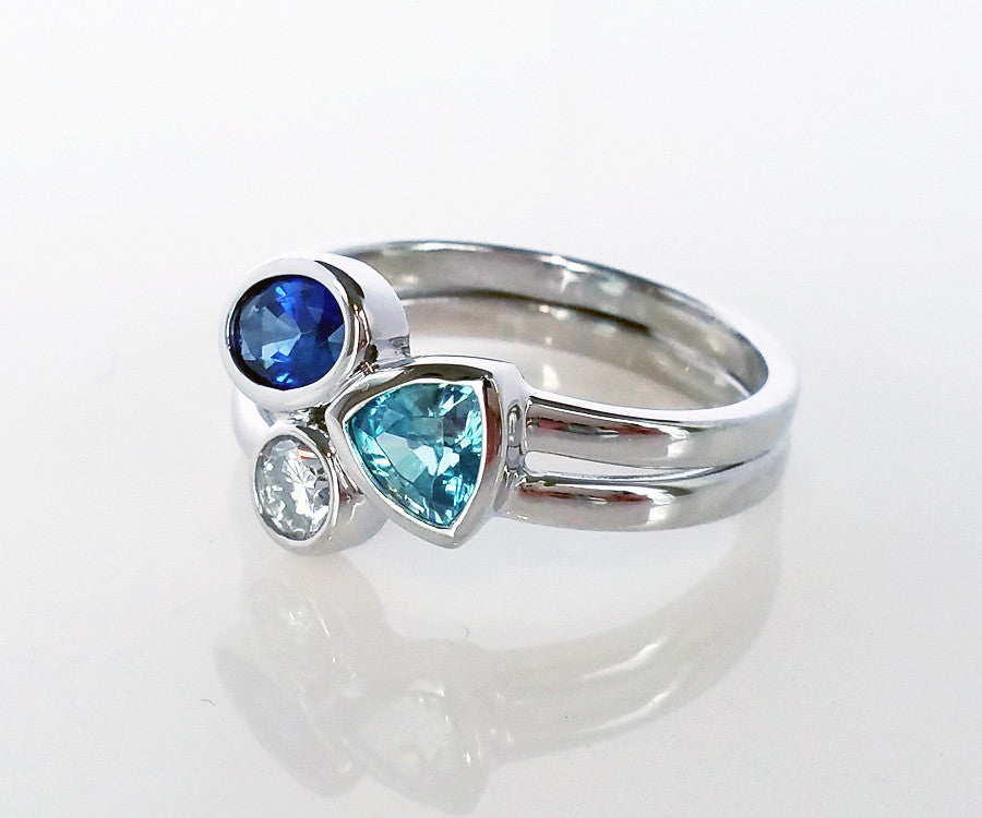 Anillo de madre moderno con zafiro y circonita