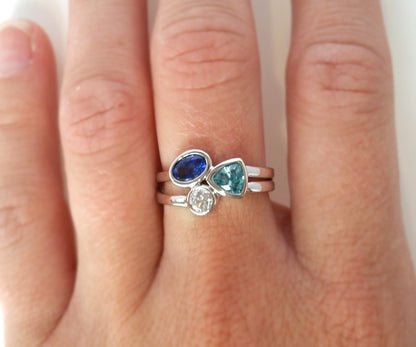 Anillo de madre moderno con zafiro y circonita
