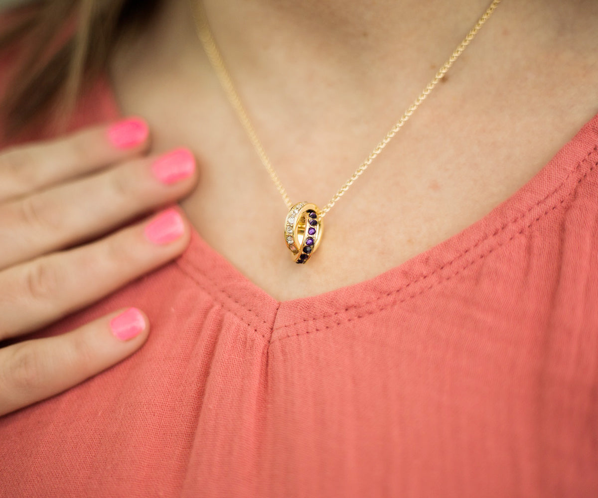 Collar de oro con dos piedras de nacimiento entrelazadas para madre