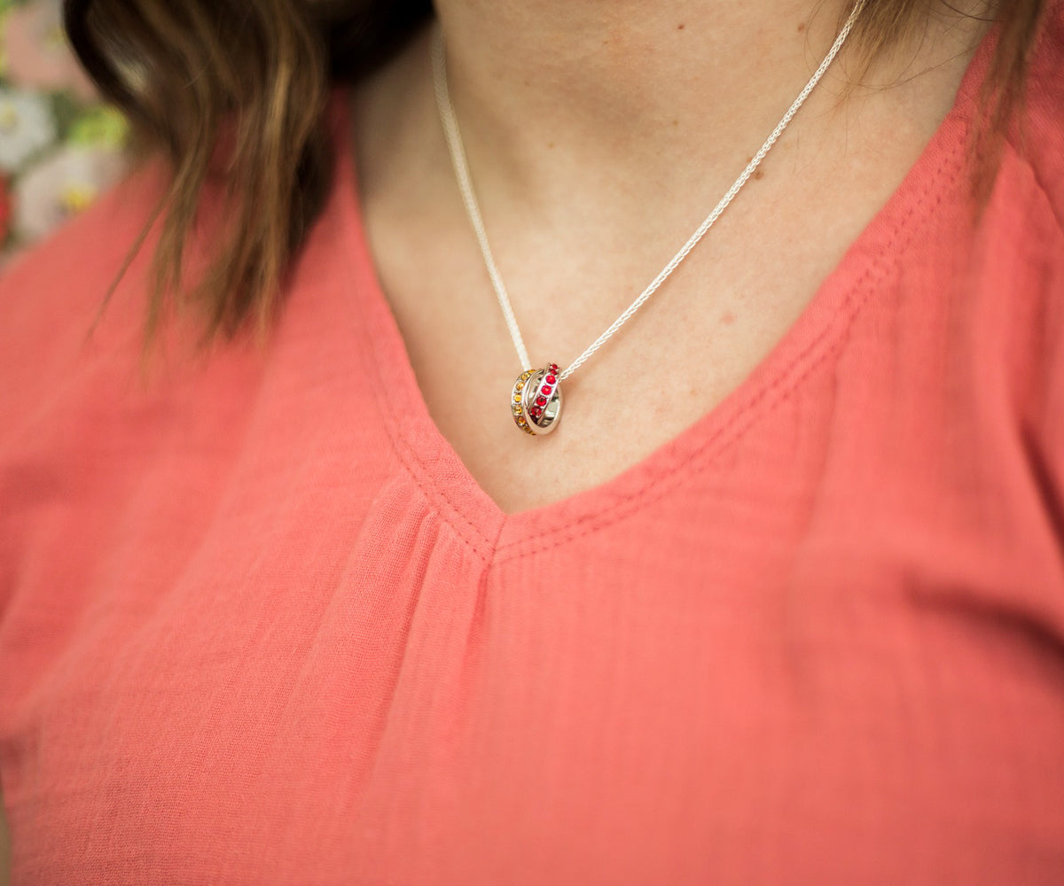 Collar de oro entrelazado con una piedra natal para madre