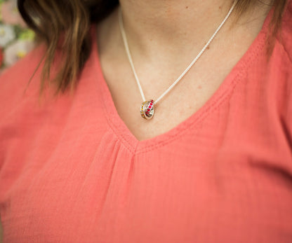 Collar de oro entrelazado con una piedra natal para madre
