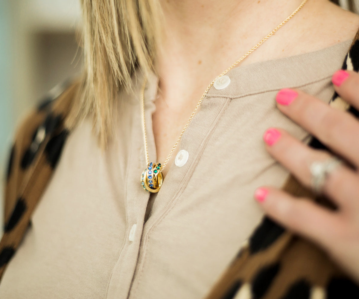 Collar de oro entrelazado con 3 piedras natales para madre