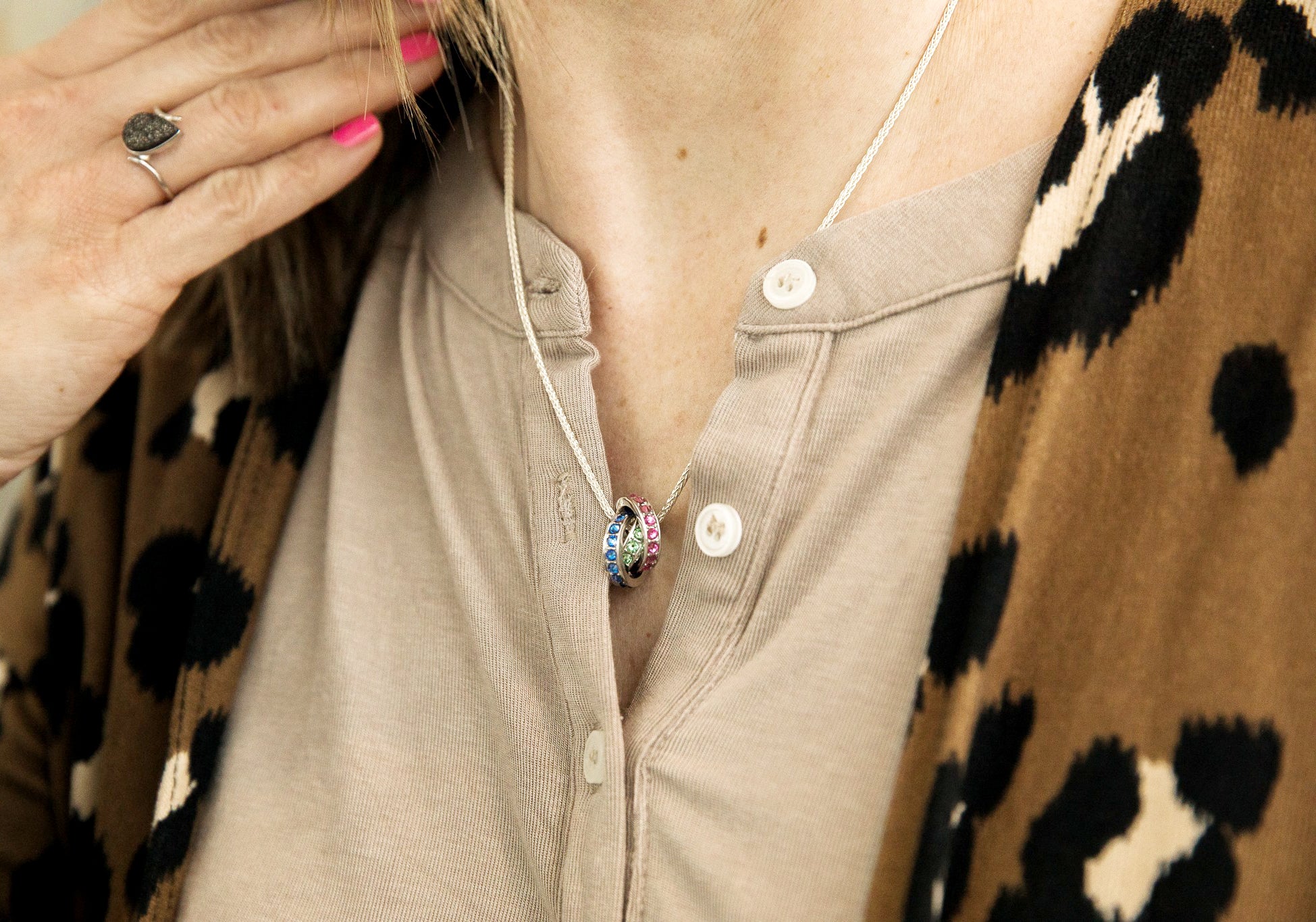 Collar de plata entrelazado con 4 piedras natales para madre