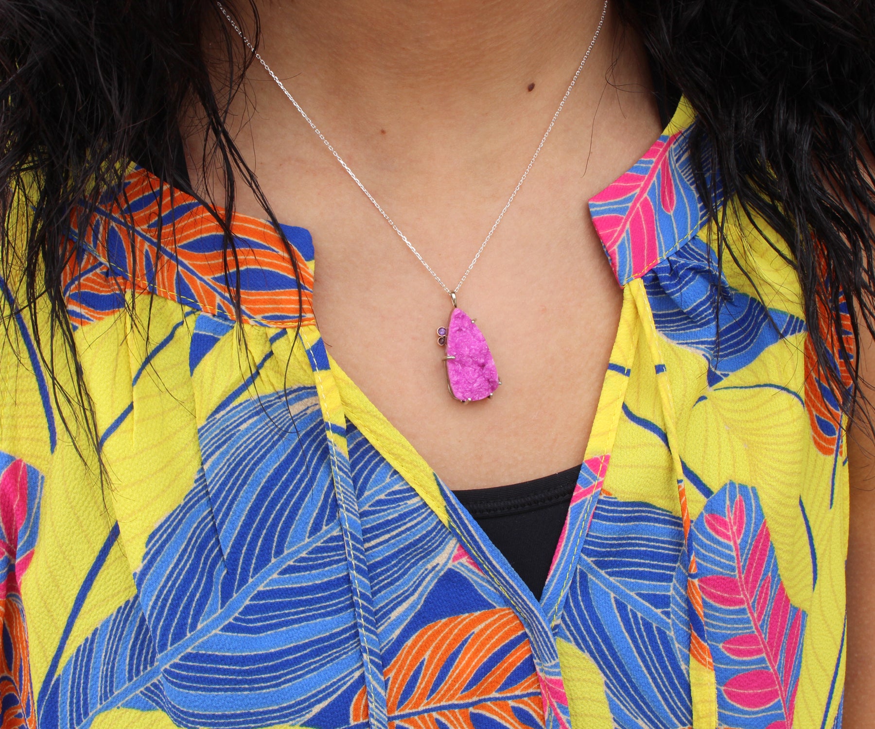 Collar de oro rosa con drusa de cuarzo morado natural y rosa