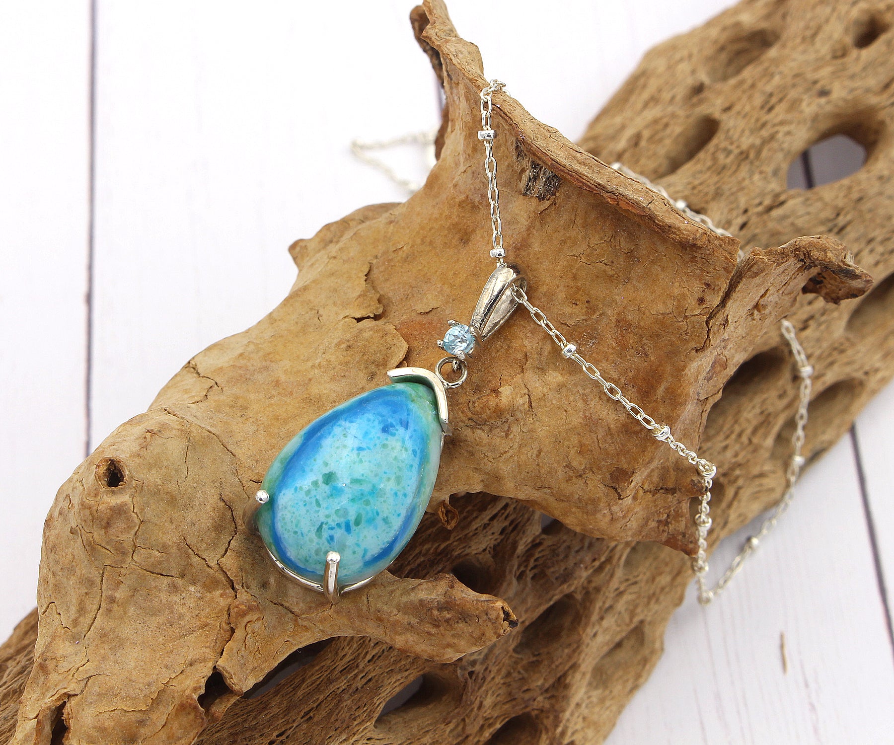 Collar de lágrima de madera petrificada con ópalo de playa
