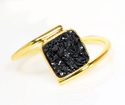 Anillo de oro con drusa negra cuadrada Bypass