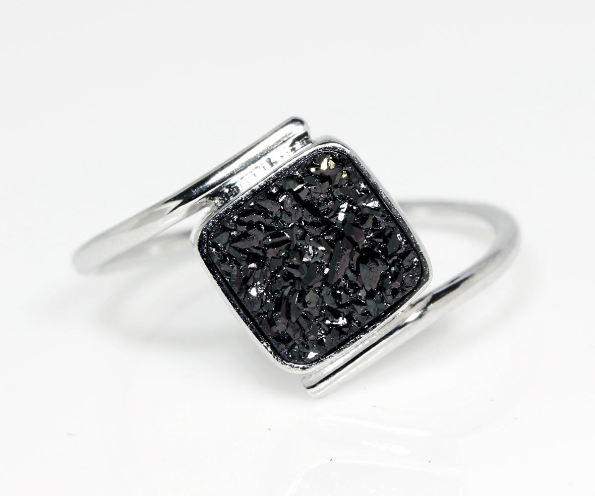 Anillo con drusa negra cuadrada Bypass