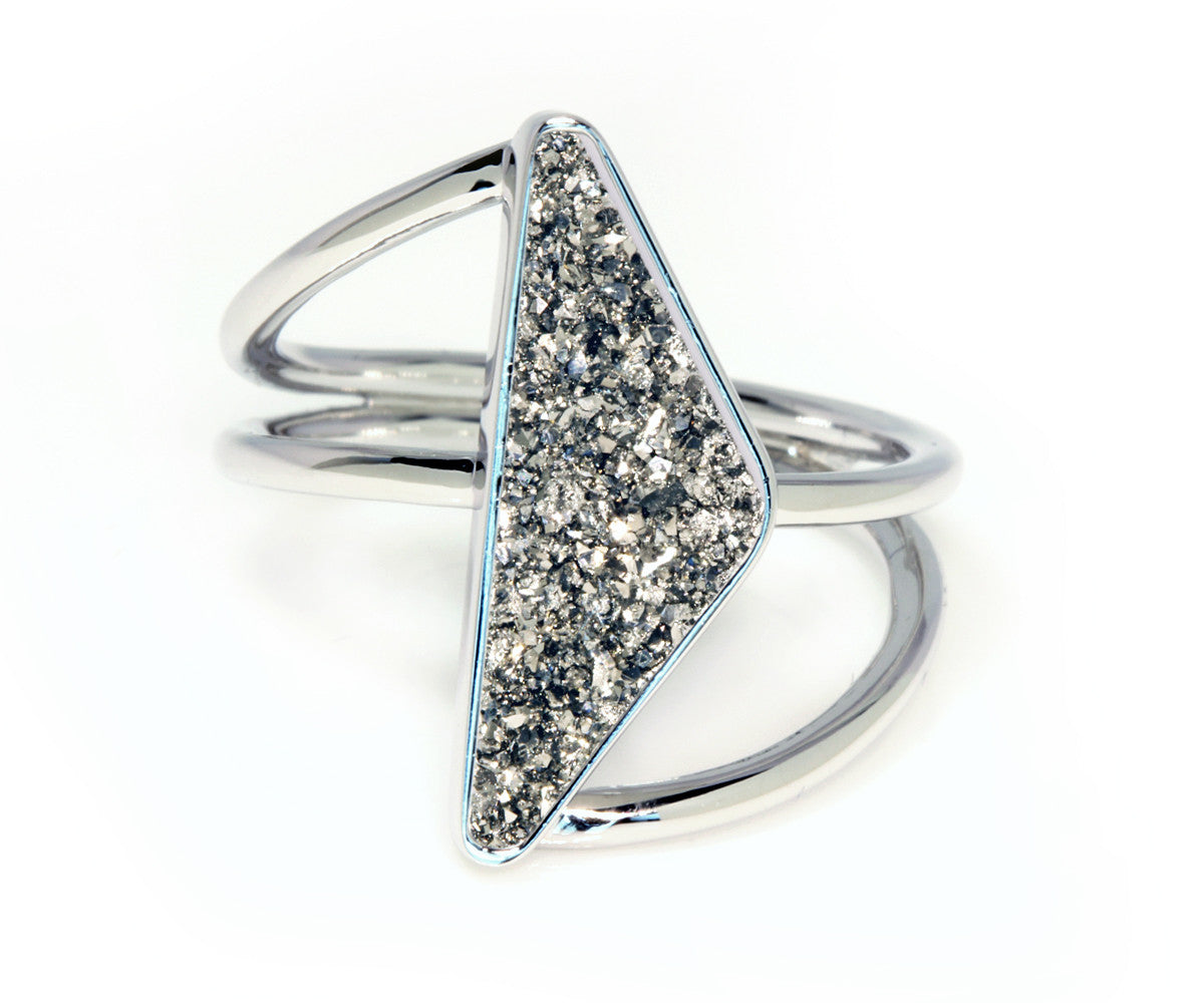 Anillo de platino con drusa y doble torsión