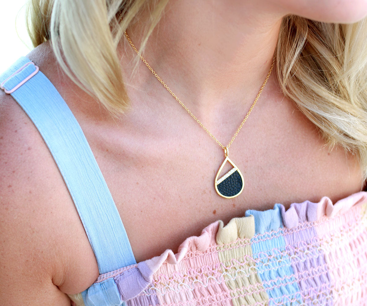 Collar de oro con cristales e incrustaciones de cuero en forma de lágrima