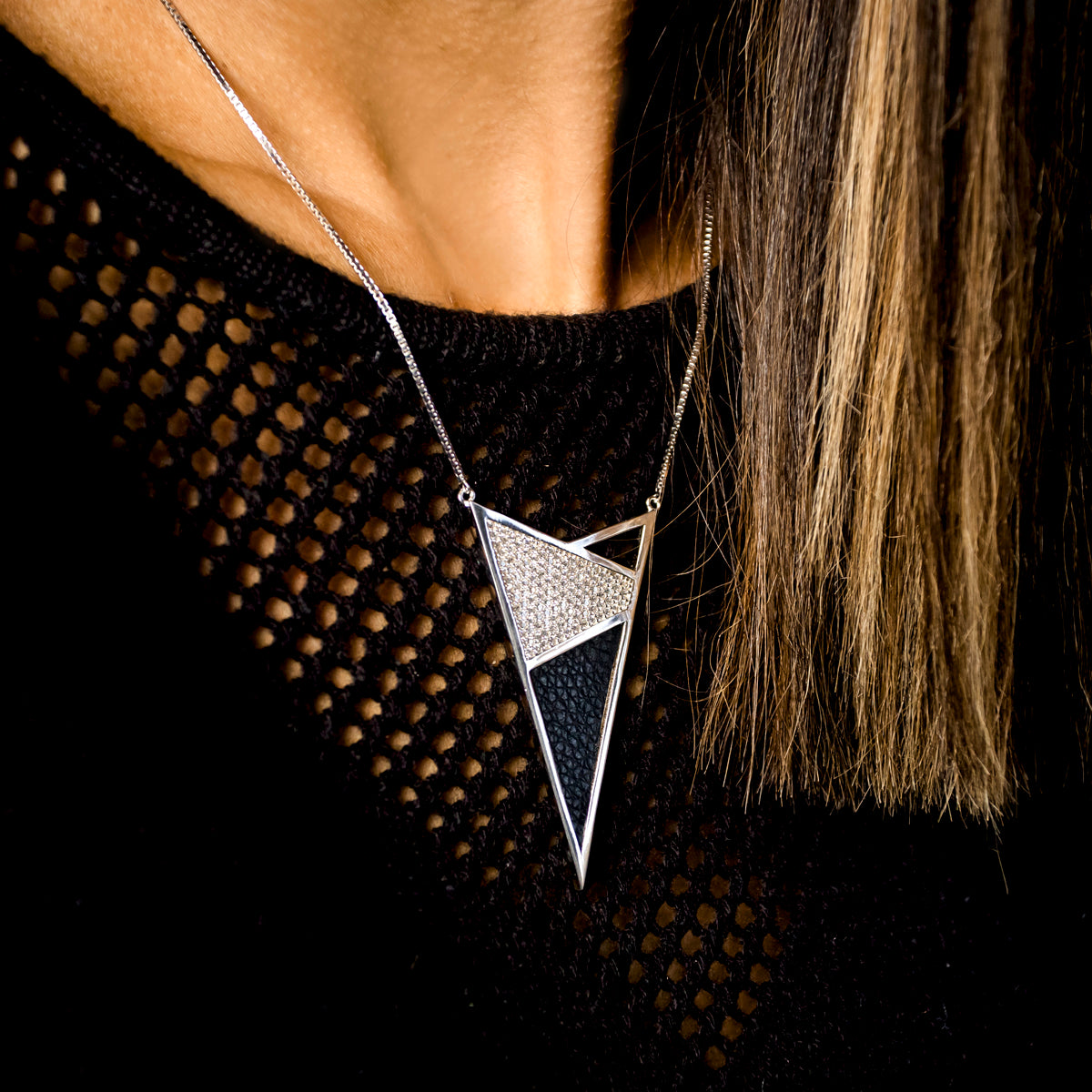 Collar extragrande de oro con incrustaciones de cristales y cuero en forma de triángulo