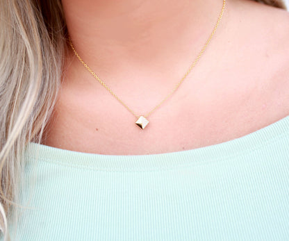 Collar dorado con cristales pavé cuadrados pequeños