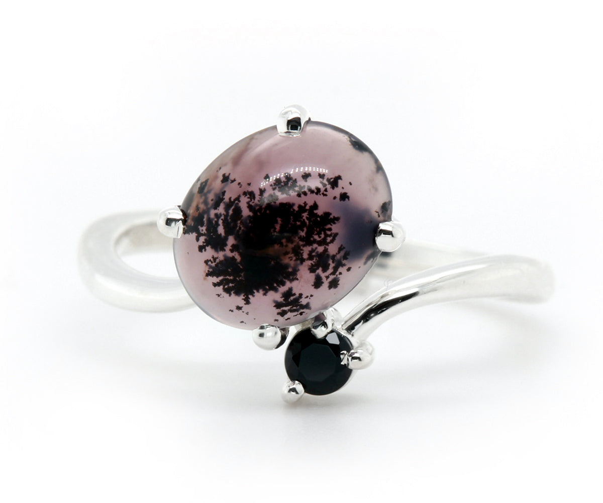 Anillo de espinela y calcedonia con diseño floral de salvia