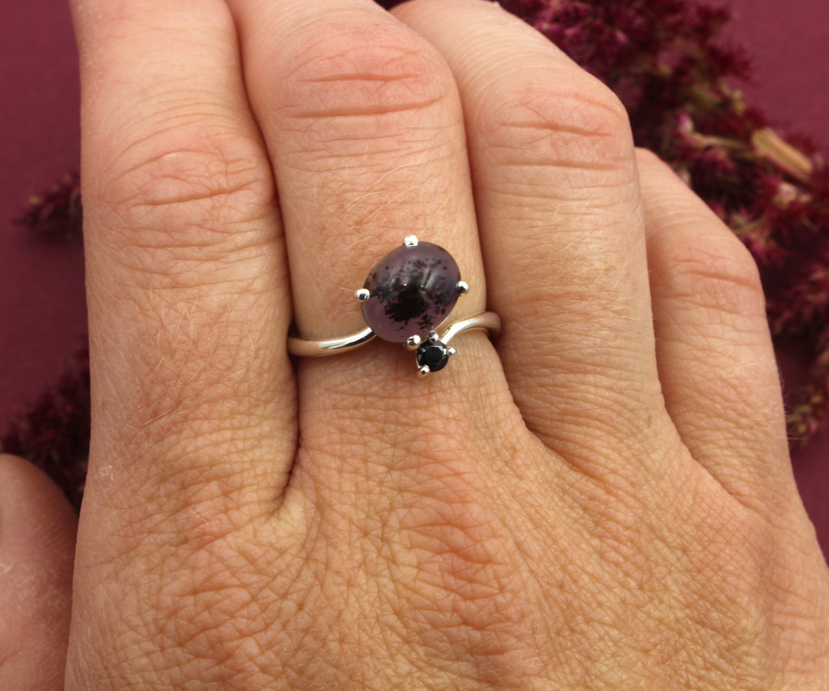 Anillo de espinela y calcedonia con diseño floral de salvia
