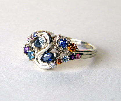Anillo familiar personalizado con piedra natal en espiral de colores