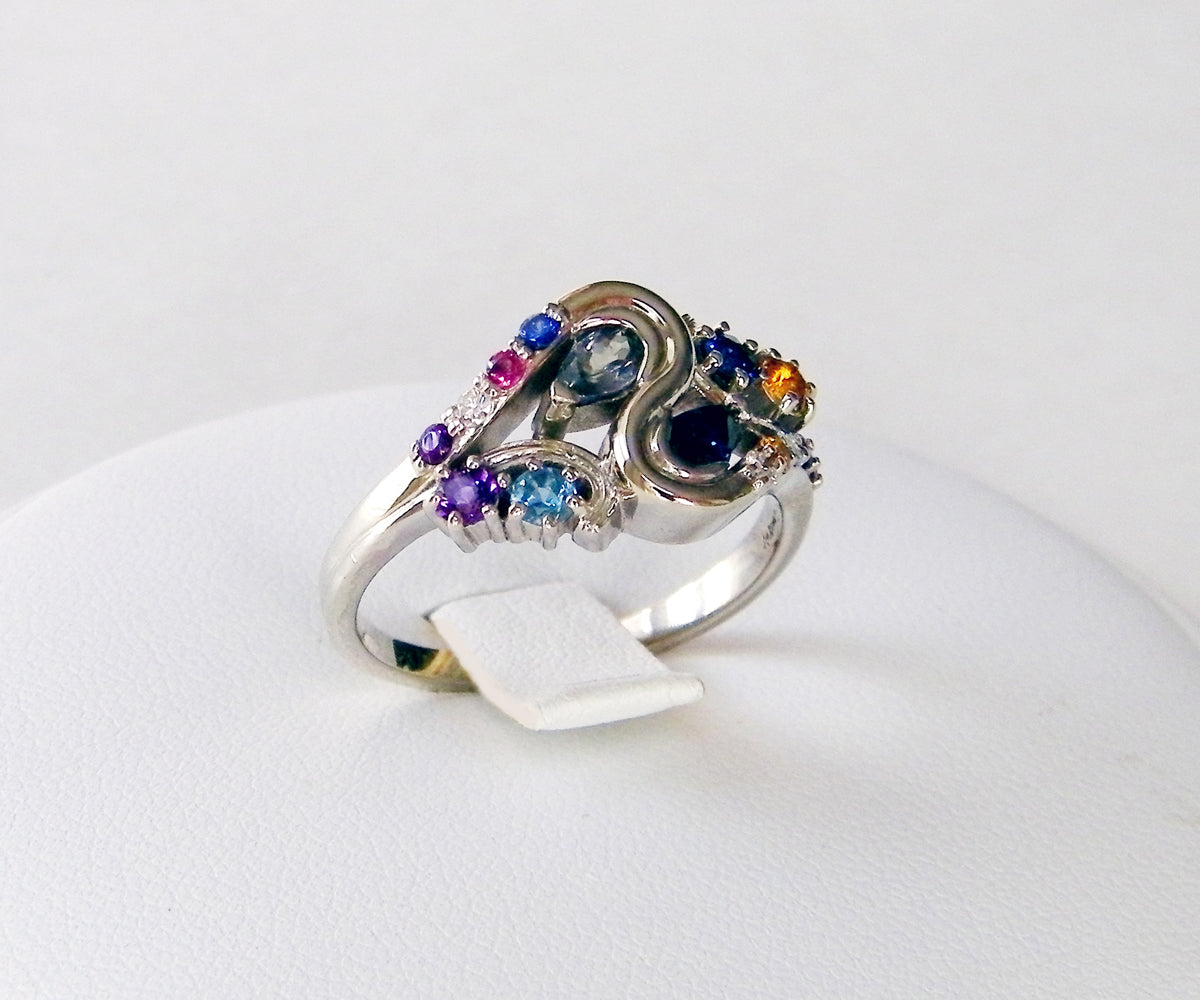 Anillo familiar personalizado con piedra natal en espiral de colores