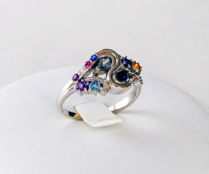Anillo familiar personalizado con piedra natal en espiral de colores