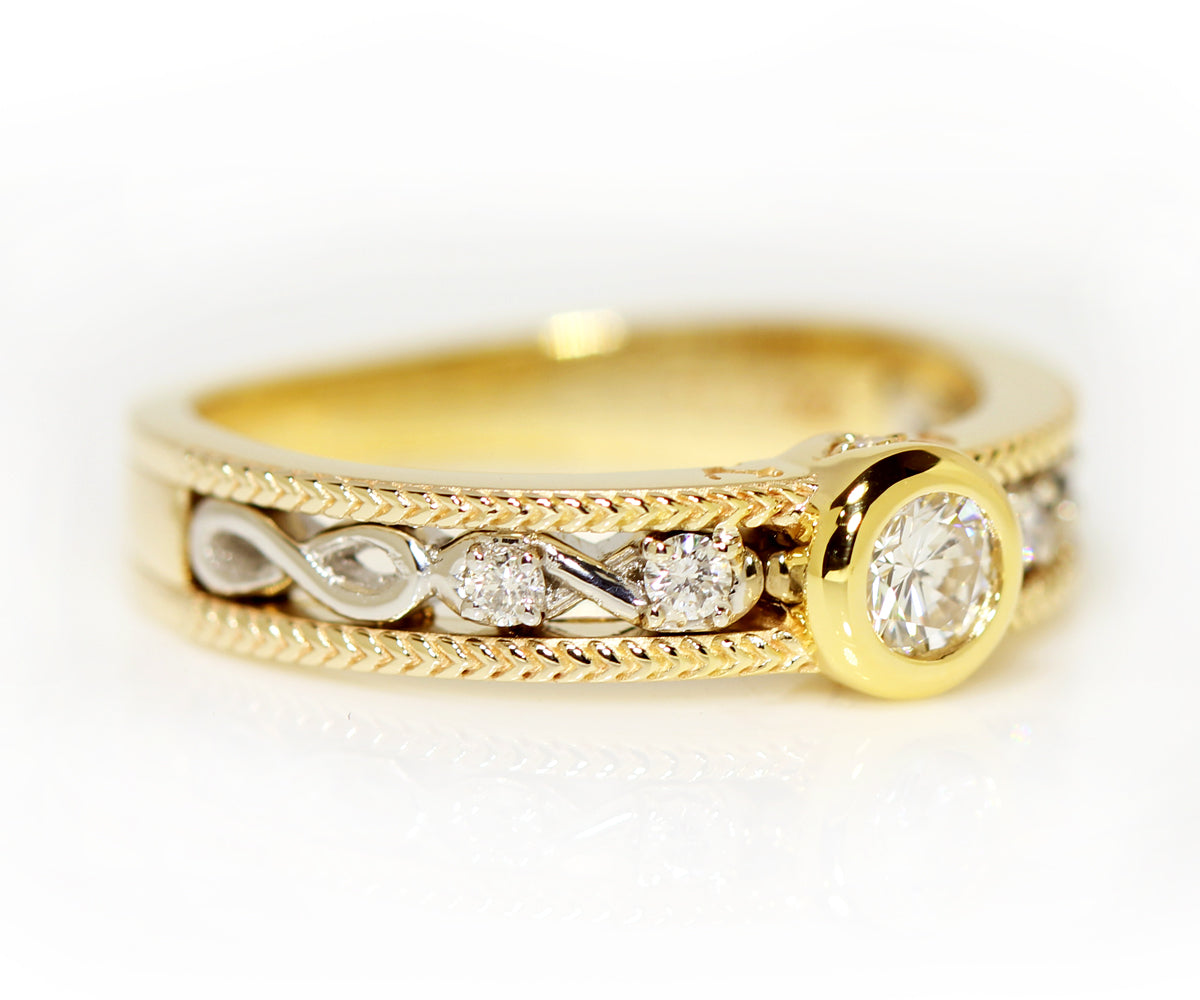 Rediseño del anillo con bisel de diamantes y diseño Infinity en dos tonos de oro