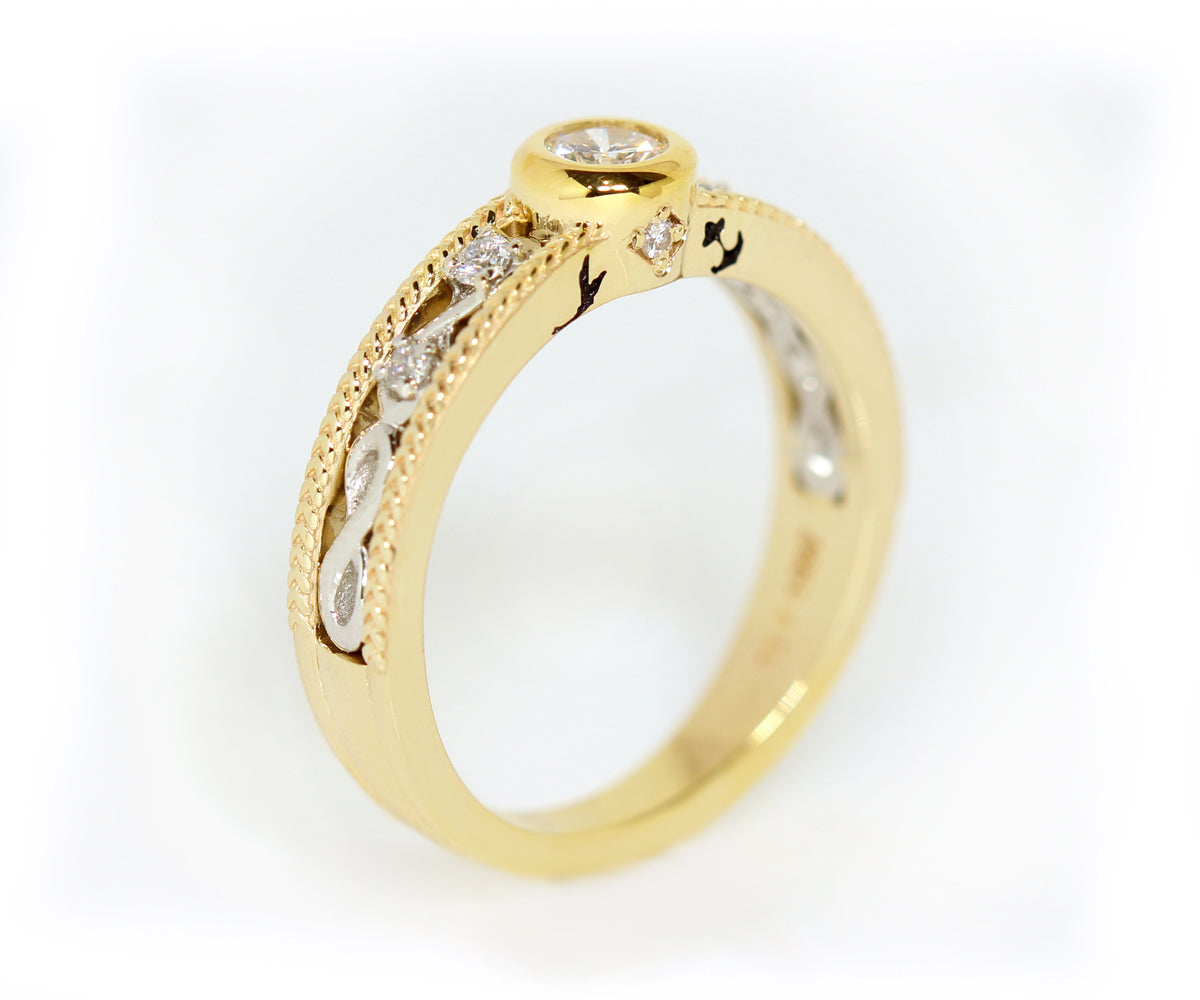 Rediseño del anillo con bisel de diamantes y diseño Infinity en dos tonos de oro
