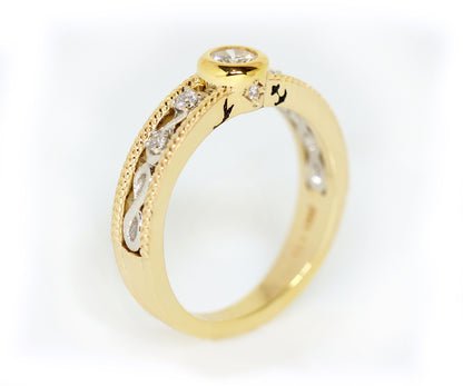 Rediseño del anillo con bisel de diamantes y diseño Infinity en dos tonos de oro