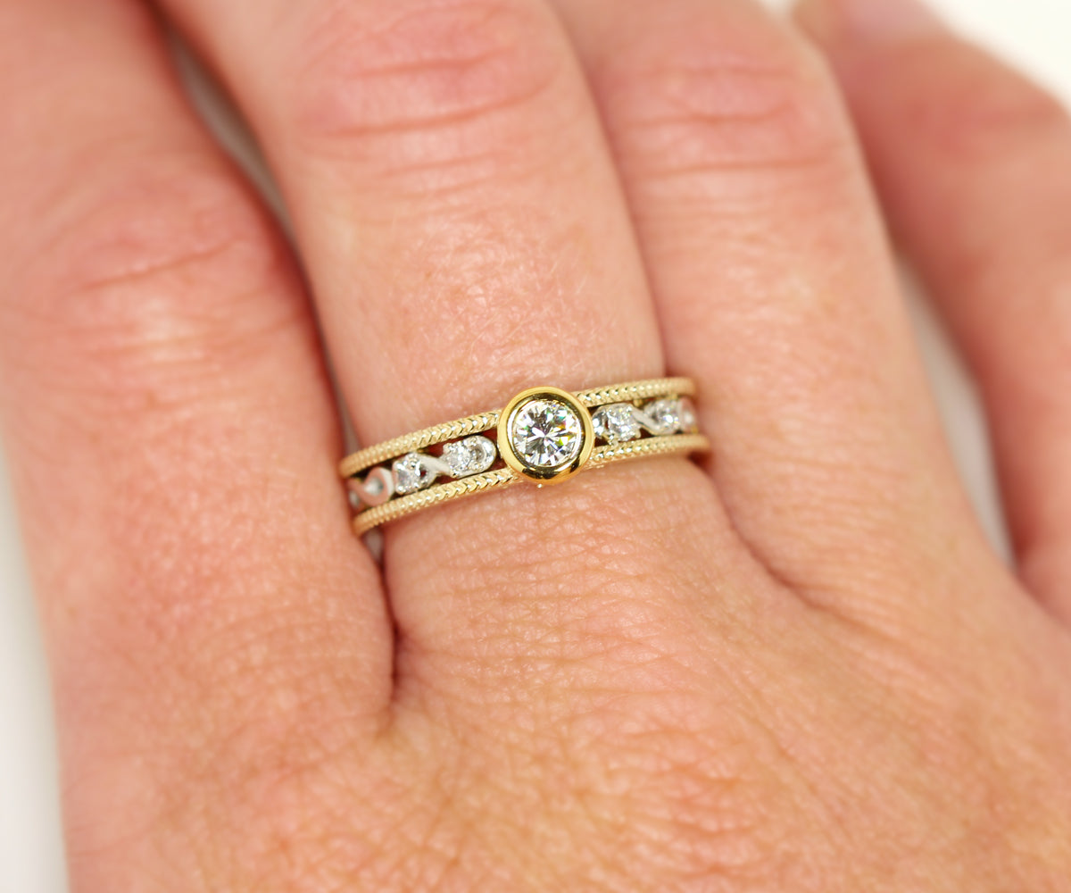 Rediseño del anillo con bisel de diamantes y diseño Infinity en dos tonos de oro