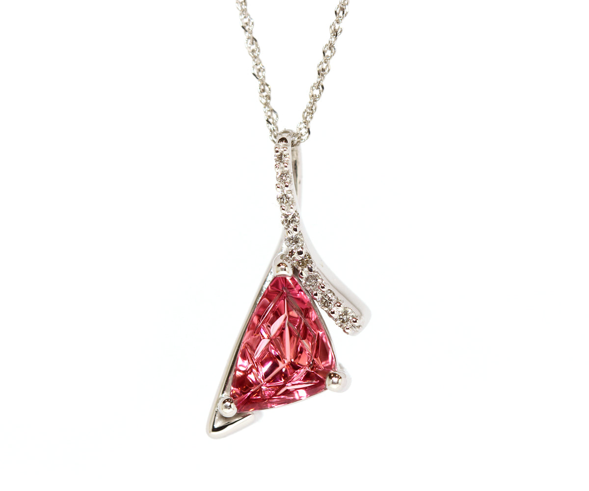 Collar moderno de turmalina rosa y diamantes