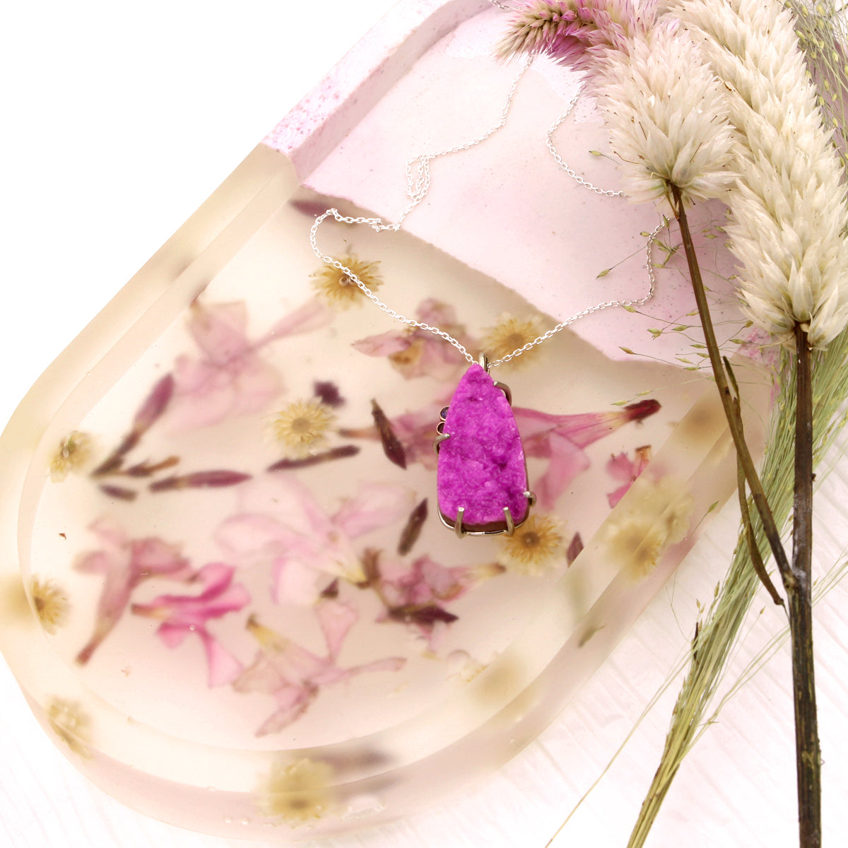 Bandeja de baratijas de hormigón con diseño floral de resina rosa hecha a mano