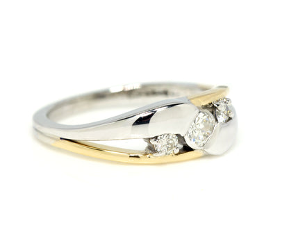 Anillo de bodas moderno con diamantes en dos tonos y diseño Bypass