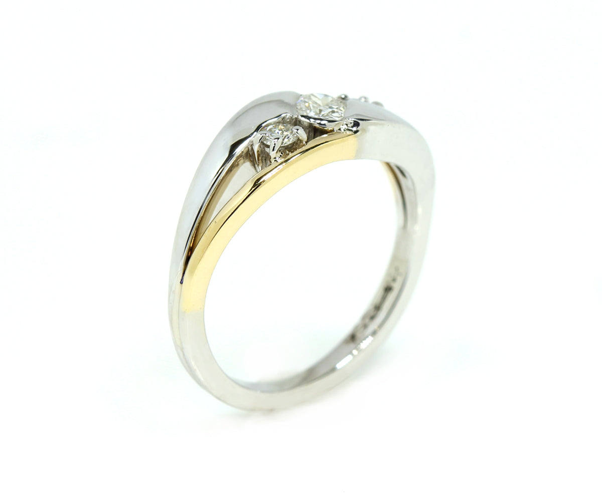 Anillo de bodas moderno con diamantes en dos tonos y diseño Bypass