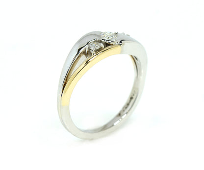 Anillo de bodas moderno con diamantes en dos tonos y diseño Bypass