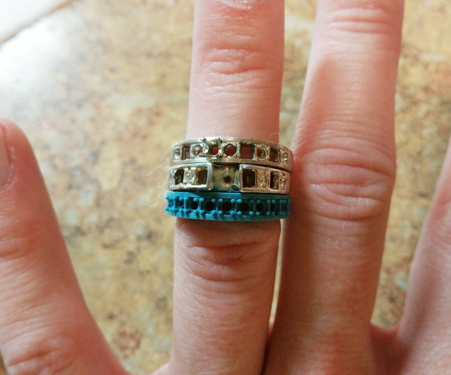 Rediseño del anillo de bodas de diamantes princesa apilables