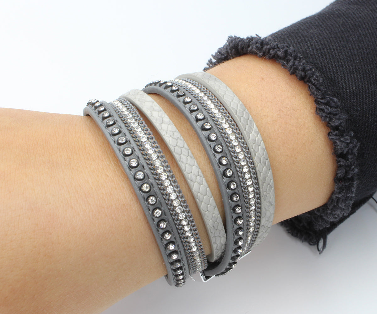 Pulsera de cuero de doble vuelta con tachuelas y diamantes de imitación en color gris