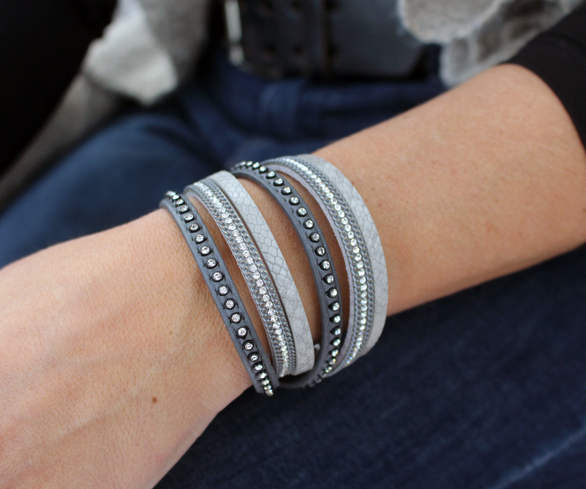 Pulsera de cuero de doble vuelta con tachuelas y diamantes de imitación en color gris