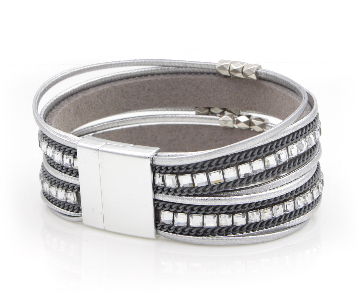 Pulsera de cuero plateada con destellos y cadenas