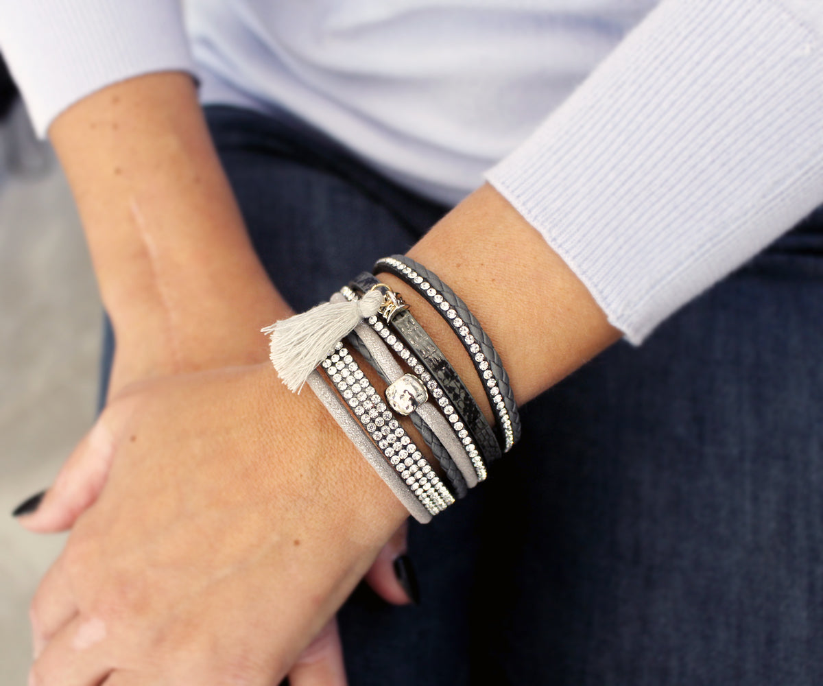 Pulsera de cuero gris con borlas de diamantes de imitación