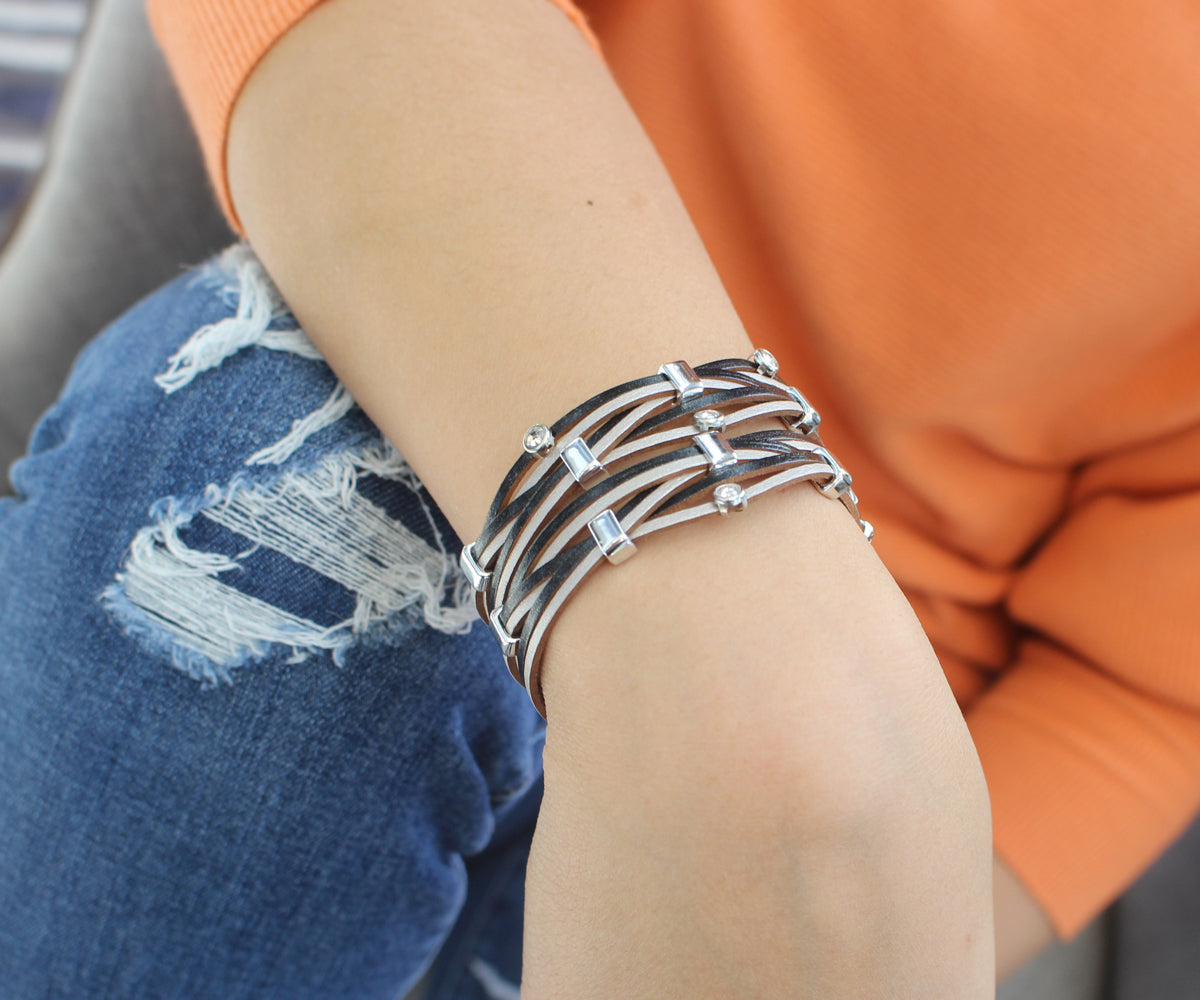 Pulsera de cuero con diamantes de imitación de plata y metal negro