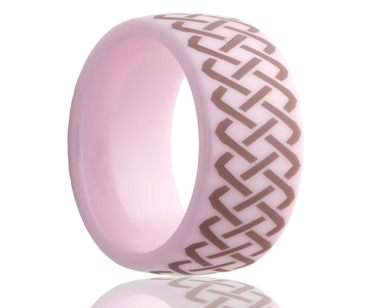 Anillo de cerámica tejida con grabado láser en color rosa