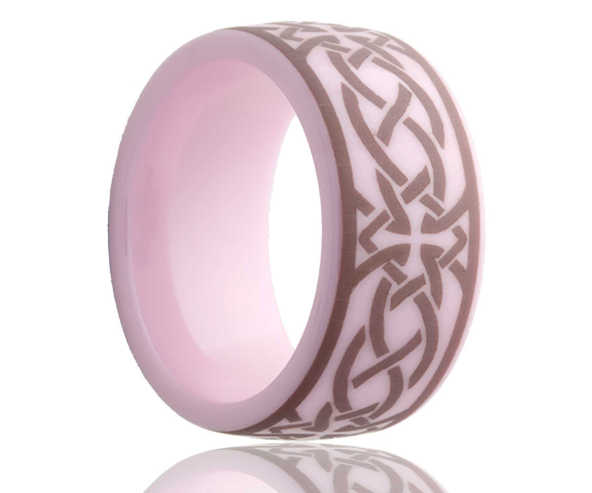 Anillo de cerámica con cruz grabada con láser en color rosa